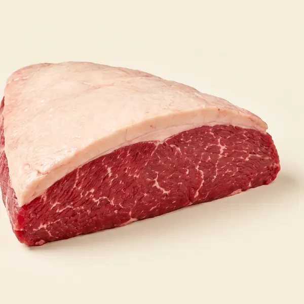 Picanha crua em peça inteira, com a capa de gordura branca por cima